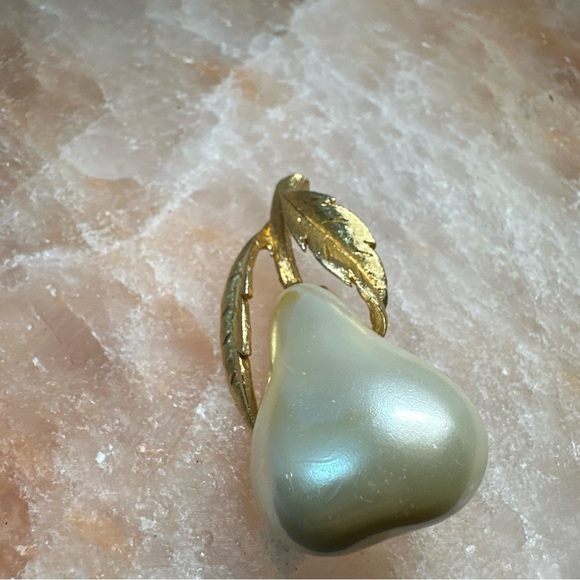 Vintage JJ Gold and Cream Pearl Brooch Pin with Leaf Design 1831 R - Picture 4 of 8